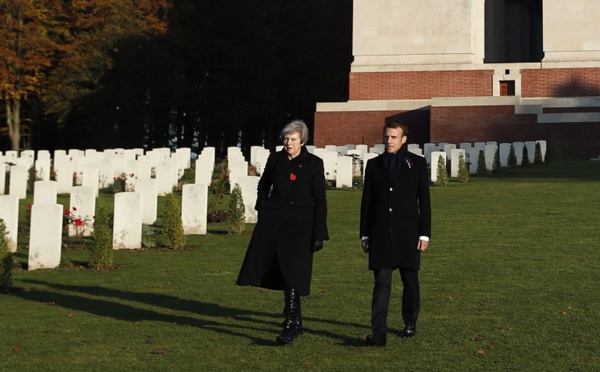 Au sommet d'un terril, Macron dit sentir les "attentes" et les "colères" du pays