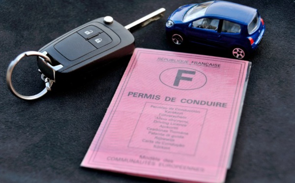 Macron annonce une "baisse drastique du coût du permis" de conduire