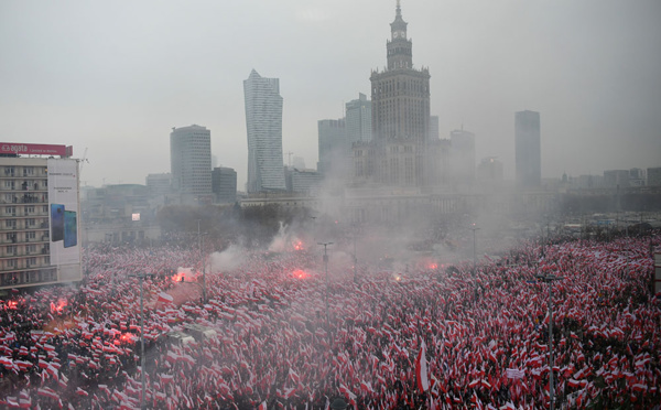 Marée de drapeaux à Varsovie pour les 100 ans d'indépendance polonaise, forte présence de l'extrême droite