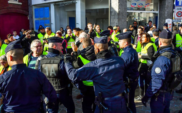 "Gilets jaunes": le gouvernement n'acceptera aucun "blocage total" le 17 novembre, affirme Castaner