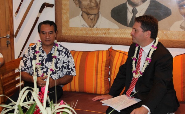 Le Secrétaire d’Etat australien R. Marles reçu à l’assemblée par T. Géros