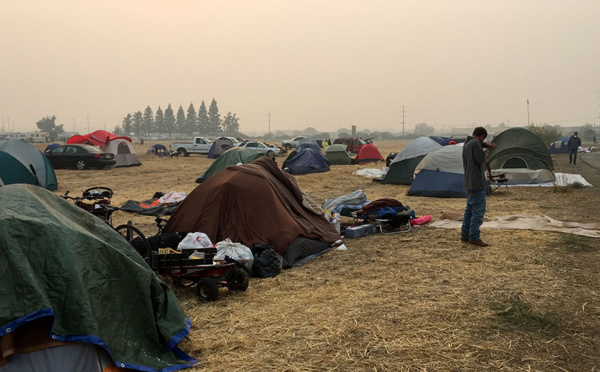 Californie: camper dans le froid après avoir fui l'incendie