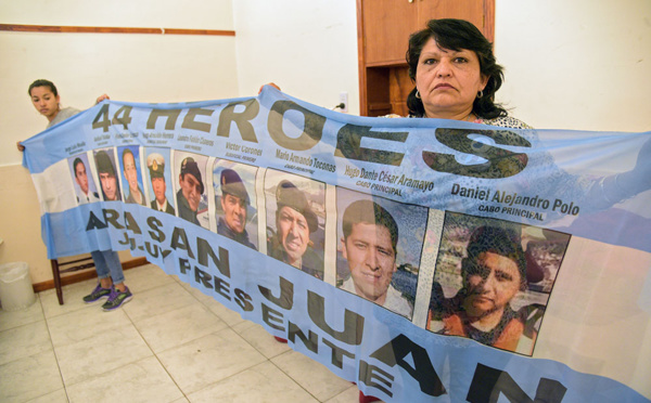 Argentine: un an après, le douloureux mystère du sous-marin disparu