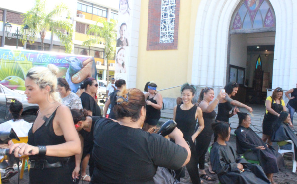Le parvis de la cathédrale transformé en salon de coiffure pour les SDF