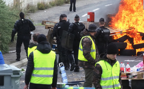 Les "gilets jaunes" poursuivent leurs actions, Macron appelle au "dialogue"