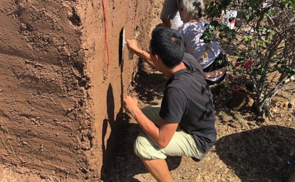 Construire grâce à des sacs de terre