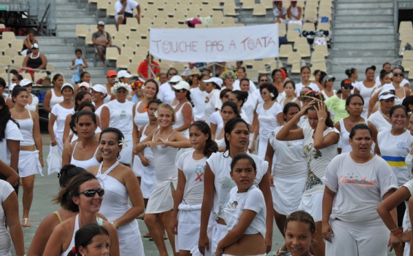 Plusieurs centaines de danseurs disent non au ministre Mita Teriipaia