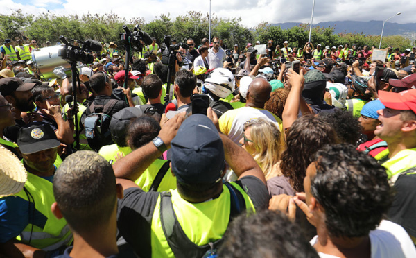 La Réunion: la ministre exfiltrée d'une rencontre tendue avec des "gilets jaunes"