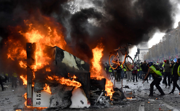 "Gilets jaunes": les blocages se poursuivent lundi, pénurie d'essence en Bretagne