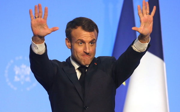 Macron s'évertue à apaiser les "gilets jaunes" et multiplie les appels au calme