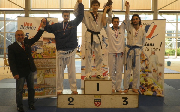 TENG Teddy, médaille d'or au championnat de France Universitaire 2011 de Taekwondo.