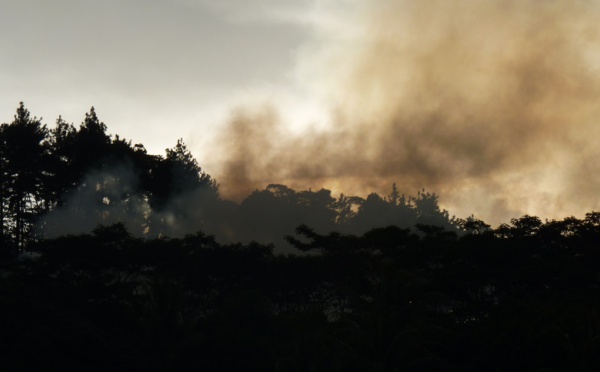 Les pompiers peinent à maîtriser un incendie à la déchetterie de Papenoo