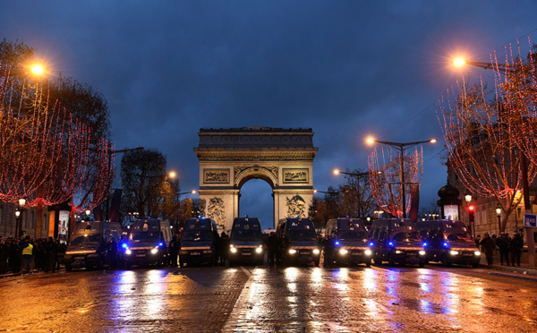 "Gilets jaunes": des heurts à Paris et en province, Philippe veut "retisser l'unité nationale"