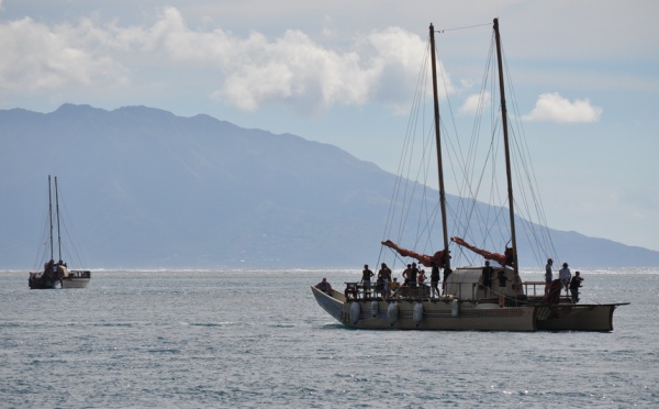 Une pirogue des Iles Cook rejoint Faafaite aux jardins de Paofai