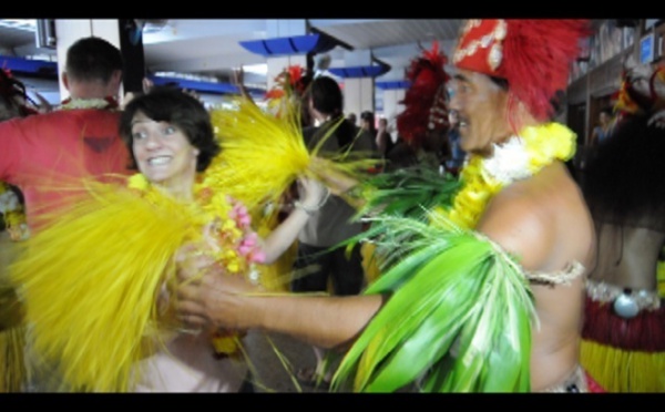 Florence Foresti qui danse le tamure…c’est ici ! (VIDEO)