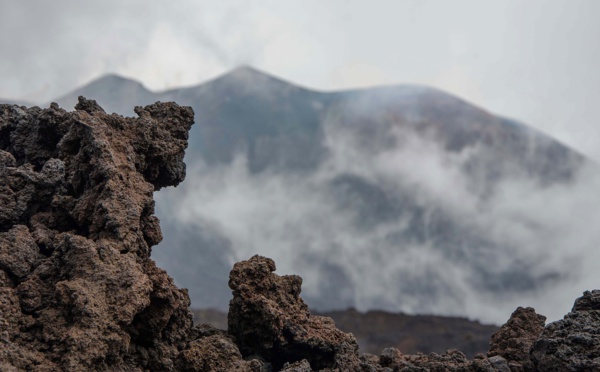 Eruption de l'Etna en Sicile : séismes et colonne de cendres