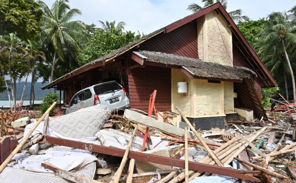 Tsunami en Indonésie: recherche de survivants, le bilan grimpe à 373 morts