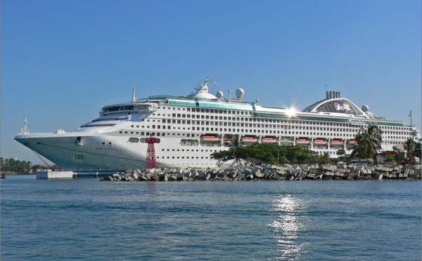Le paquebot "Dawn Princess" de passage dans les eaux polynésiennes
