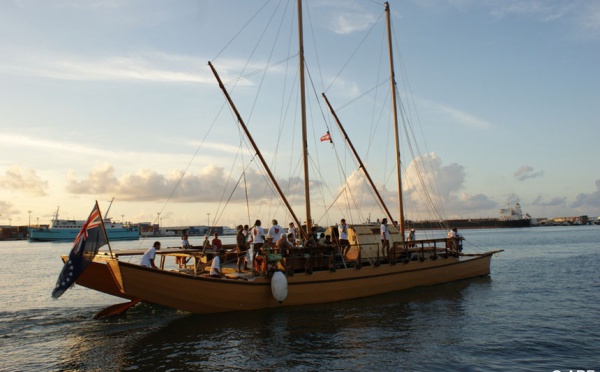 Jacqui Drollet salue l'équipage de la Pirogue TEMARUMARU ATUA