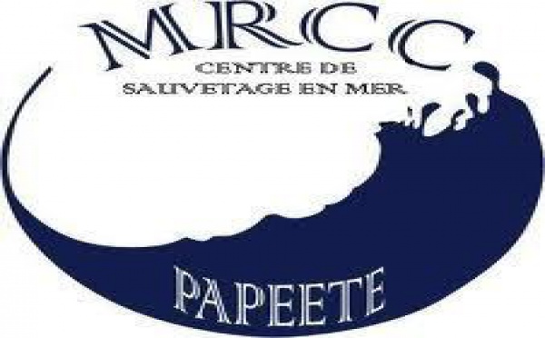 Un bonitier fait naufrage au large de Tetiaroa: Sept marins sauvés par leur balise de détresse.