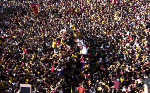 Dans l'espoir d'un miracle, les catholiques philippins défilent avec le "Nazaréen Noir"