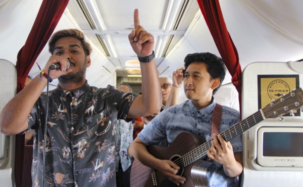 Indonésie: une compagnie aérienne offre de la musique live en plein vol