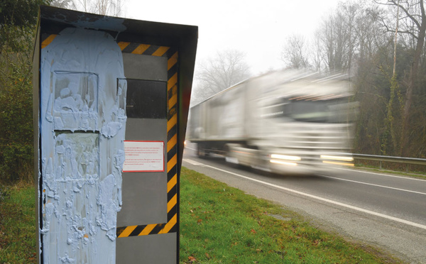"Gilets jaunes": près de 60% des radars dégradés, gouvernement et associations s'alarment