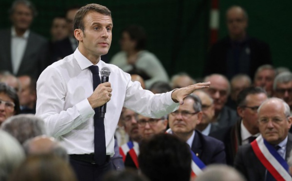 Grand oral marathon pour Macron devant des maires sans concession
