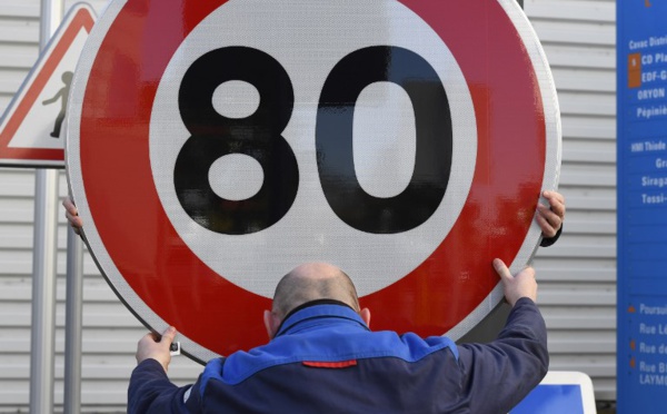 Grand débat: Macron amorce un recul sur les 80 km/h au risque de désavouer Philippe