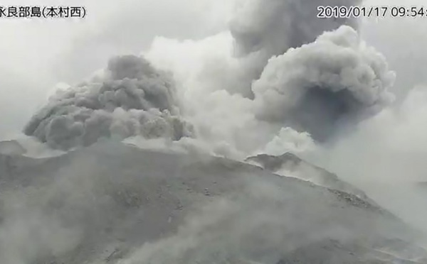 Japon: éruption d'un volcan sur une petite île du sud-ouest