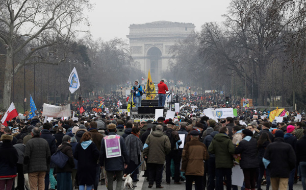 Des milliers d'anti-avortement manifestent "pour la vie" à Paris