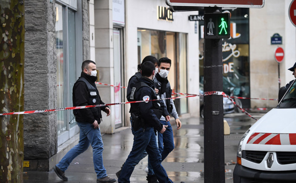 Paris: une banque braquée près des Champs-Elysées, les suspects en fuite