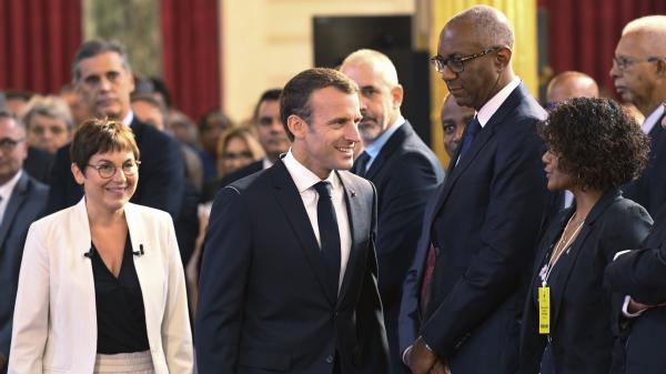 Vie chère en Outre-mer: Emmanuel Macron accuse les sur-rémunérations et les monopoles