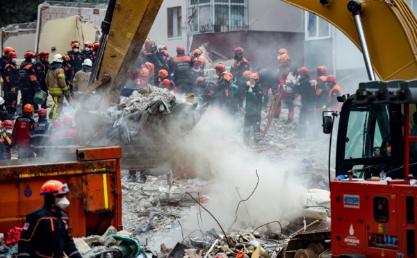 Effondrement d'un immeuble à Istanbul: le bilan grimpe à 10 morts