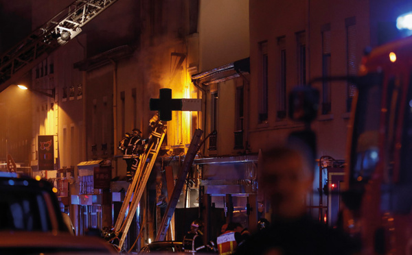 Une femme et un enfant périssent dans un incendie à Lyon, la piste criminelle privilégiée