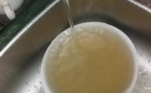 Une pétition pour dire stop à l'eau sale dans les foyers de Moorea