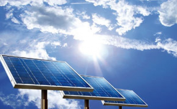 Énergies renouvelables : la France poursuit son programme photovoltaïque avec l’Université du Pacifique Sud