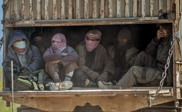 Syrie: des camions avec hommes, femmes et enfants quittent la poche de l'EI