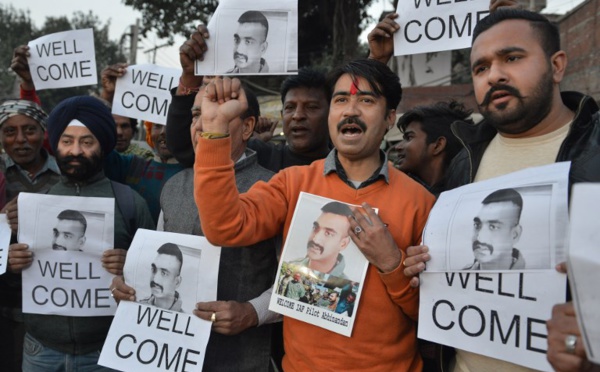 Le Pakistan va libérer un pilote indien en un "geste de paix"