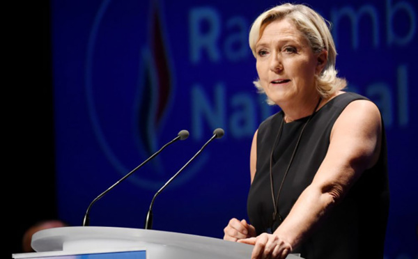 Photos d'exactions de l'EI sur Twitter: le parquet demande un procès pour Marine Le Pen
