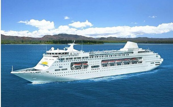 Le Paquebot "Pacific Pearl" dans les eaux polynésiennes