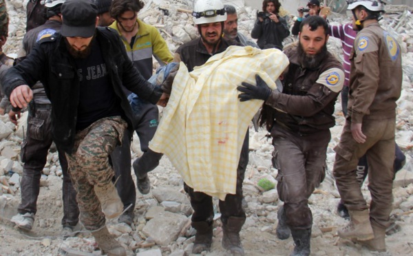 En Syrie, les habitants d'une ville d'Idleb fuient par milliers les frappes du régime