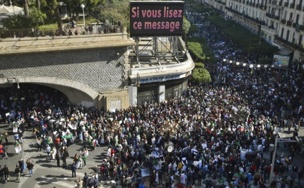 Algérie: les étudiants de retour en masse dans la rue contre la "ruse" de Bouteflika