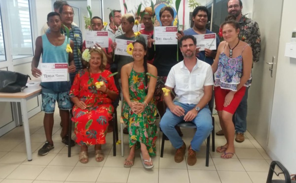 Des collégiens récompensés pour leur idée de sacs solaires en pandanus