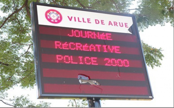 Des vandales ont caillassé l'afficheur électronique du rond-point d'Arue