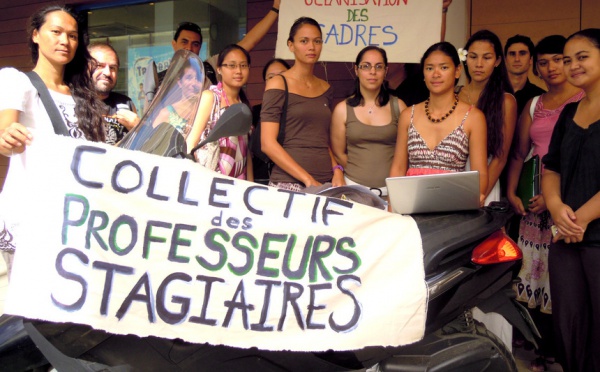 Le collectif des professeurs stagiaires attend d'être reçu par le vice-recteur
