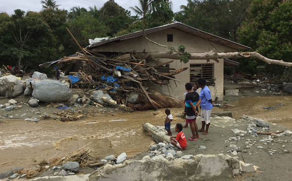 Inondations en Indonésie: 79 morts, un bébé sauvé