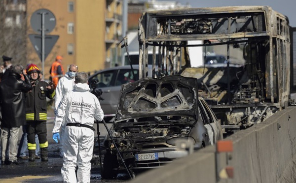 L'Italie, sous le choc, s'interroge après le détournement d'un bus scolaire