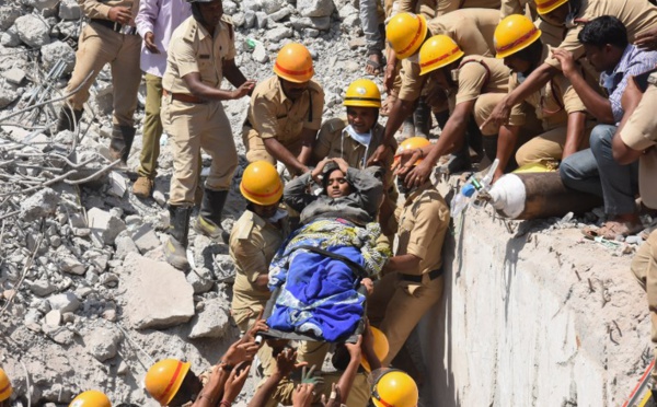 Inde: trois survivants sortis des décombres du bâtiment effondré mardi