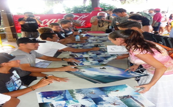 Séance de dédicace des surfeurs PRO  du Team Billabong